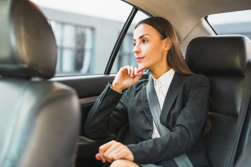 femme affaires regarder par fenetre voyager en voiture femme affaires regarder par fenetre voyager en voiture